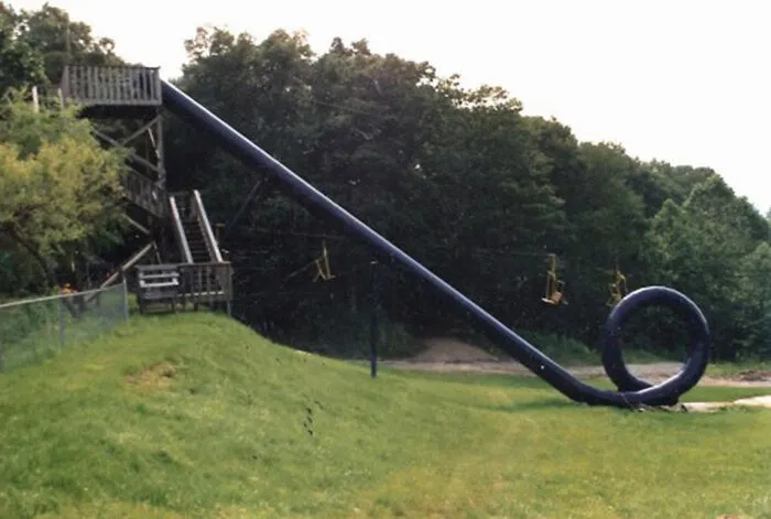 El tobogán Cannonball Loop, un tobogán tan peligroso que se cerró casi inmediatamente después de su apertura