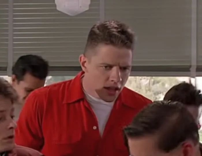 [Regreso al futuro] La vida de Biff de hecho mejora como resultado de las acciones de Marty en 1955