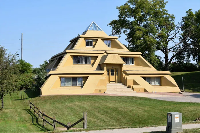 Una casa por la que solía pasar en un pequeño pueblo de Iowa. Todo lo que escuché de los lugareños fue que este lugar tenía un terrible problema de goteras cuando llovía