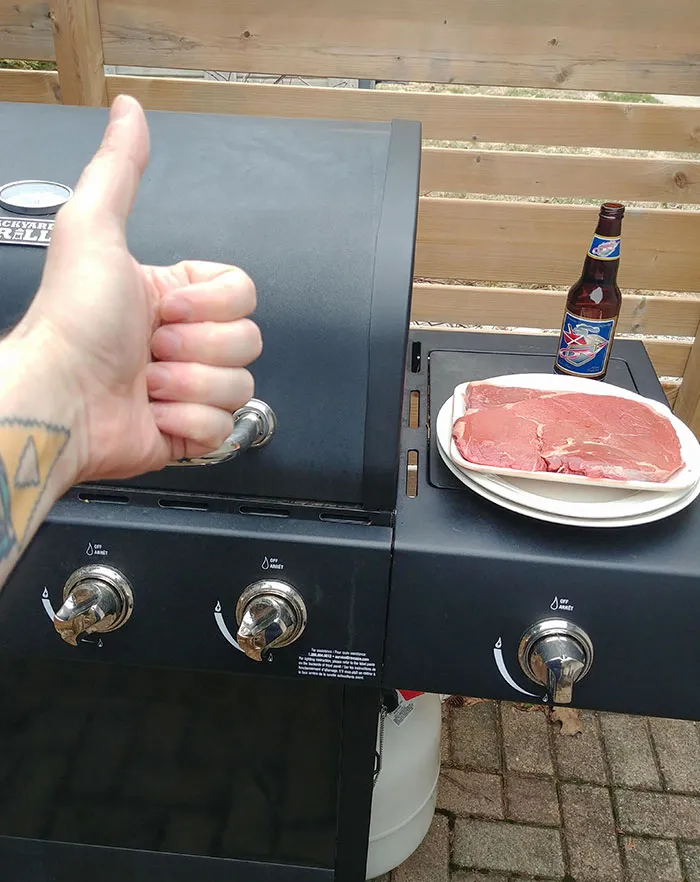 Se suponía que hoy sería mi despedida de soltero. Ahora es una fiesta para uno. Podría parecer extraño más tarde cuando me desnude para mí mismo