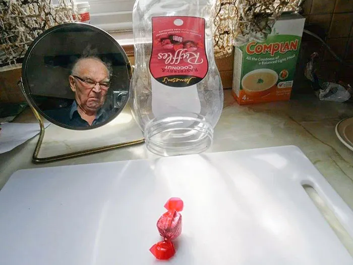 Le compré a mi abuelo un bote enorme de sus bombones favoritos y me ha mandado esta foto por email para decirme que al fin se los ha terminado