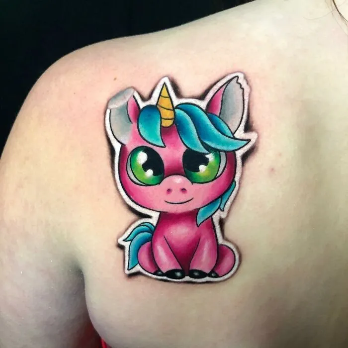 Este artista ha creado 30 tatuajes que parecen pegatinas a punto de despegarse de la piel