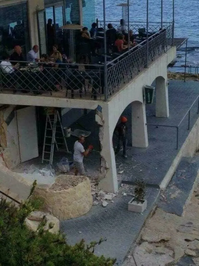 45 People Who Kept Their Cool In A Rather Unusual Situation