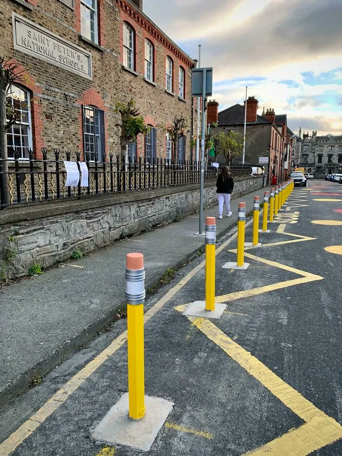 Los postes fuera de esta escuela en Dublín parecen lápices
