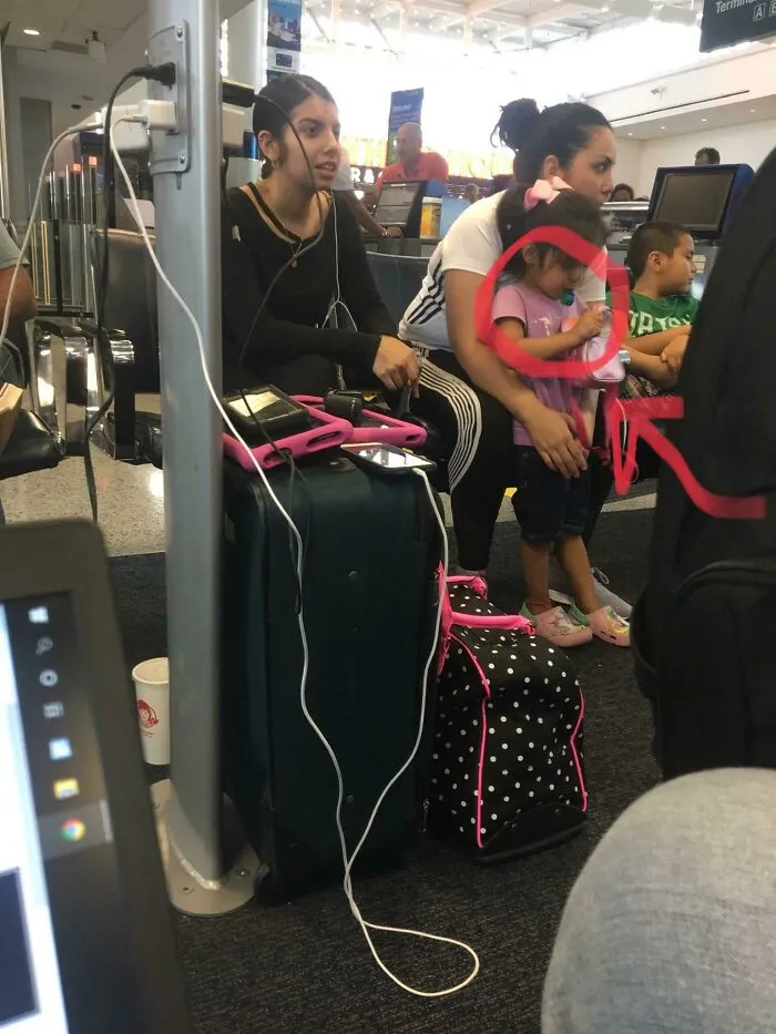 Estamos en una terminal repleta de gente y esta niña no paraba de llorar y gritar, así que su madre le dio un silbato para jugar