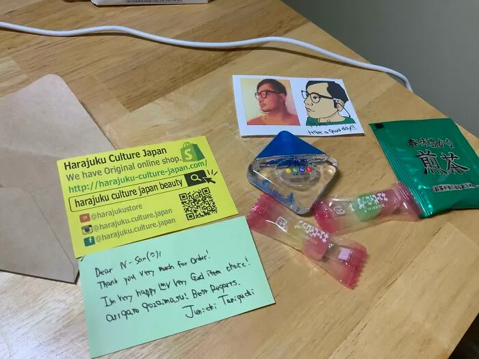 Compré unas gotas para los ojos en Japón y el propietario decidió escribir una nota de agradecimiento por el retraso de la Covid e incluyó su té y dulces favoritos