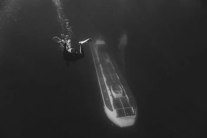 Parece que la gente disfrutó mi último post - Aquí hay otro que tomé de la costa de O'ahu, Hawaii, donde un submarino turístico llegó como del vacío mientras estábamos buceando...