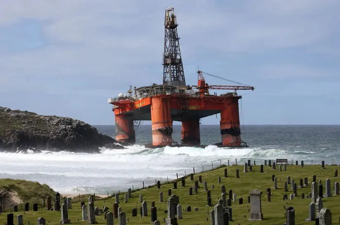 Una plataforma petrolífera en alta mar que llegó a la costa de la isla de Lewis debido a un clima extremo en 2016