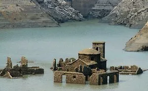 This Group Is All About The Fear Of Submerged Man-Made Objects, And Here Are 30 Of The Scariest Pics That Will Make You Want To Swim Away