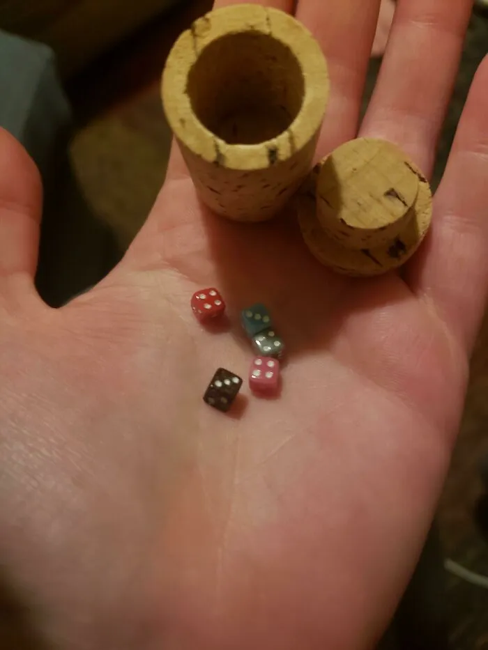 ¡Minidados ocultos dentro de un corcho de vino!