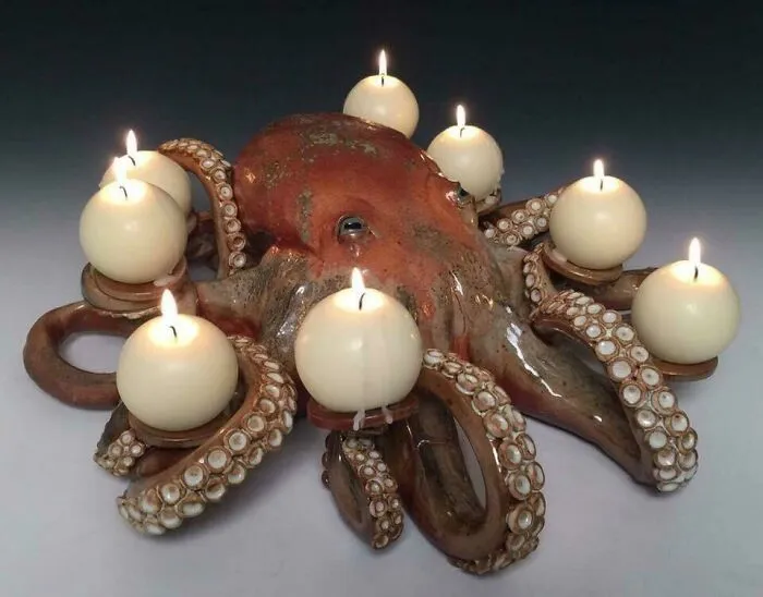 Este portavelas de pulpo que mi hermana hizo a mano en su tienda de cerámica