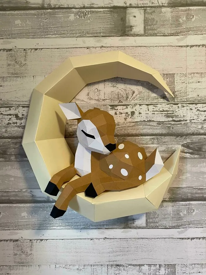 Para aquellos que disfrutaron de mi escultura de papel del zorro ... ¡Aquí está su amigo, el cervatillo! Colgado en el cuarto de los niños