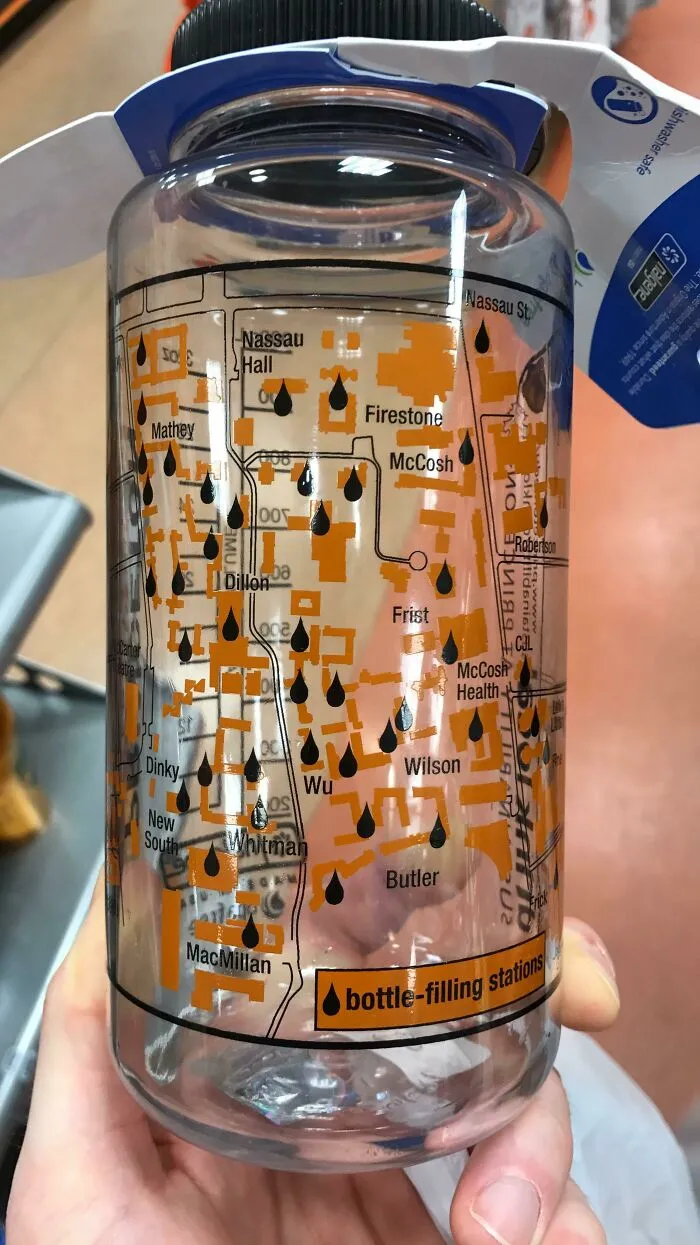 Esta universidad ha creado una botella de agua con un mapa del campus. También muestra los lugares donde puedes llenarla