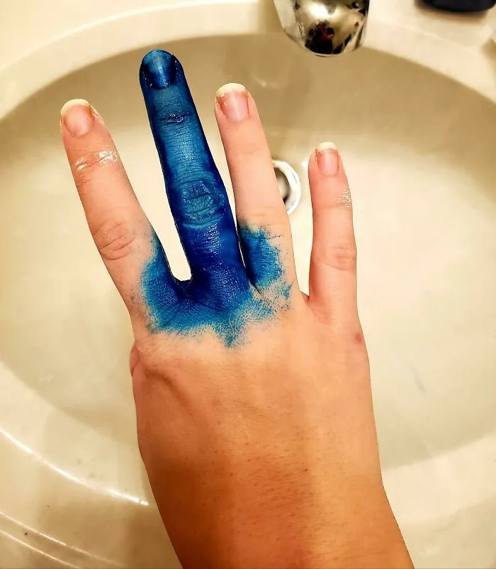 No me di cuenta de que uno de los dedos de los guantes se rompió hasta que terminé de teñirme el cabello