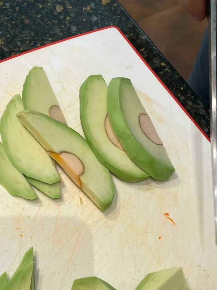 La forma en que mi papá corta los aguacates