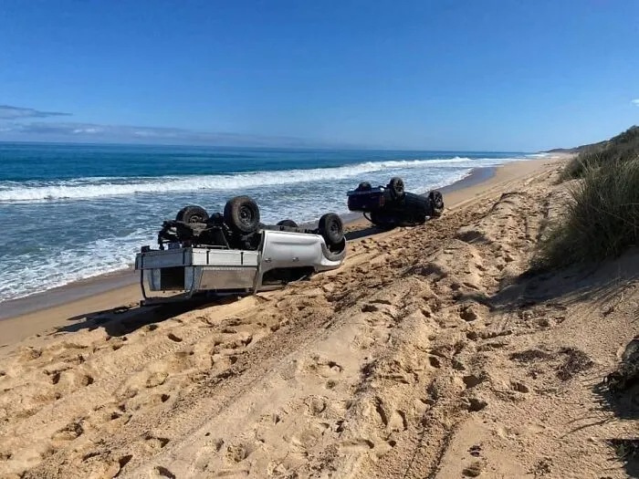 Dos idiotas que llevaron sus todoterrenos a tomar el sol en la playa