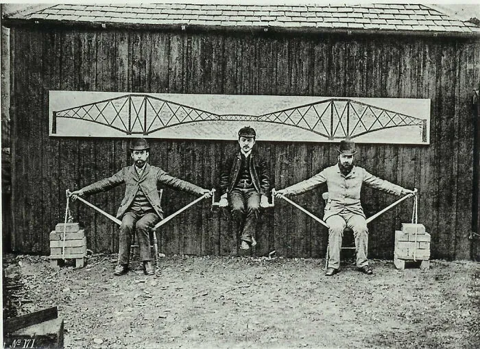 Ingenieros de proyectos demostrando los principios de voladizo del puente Forth en Escocia, 1887