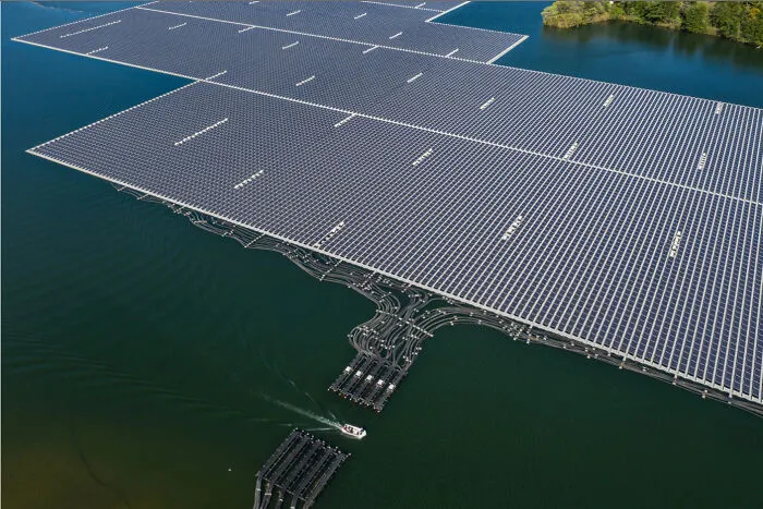 Planta de energía solar flotante en Japón en el embalse de la presa de Yamakura
