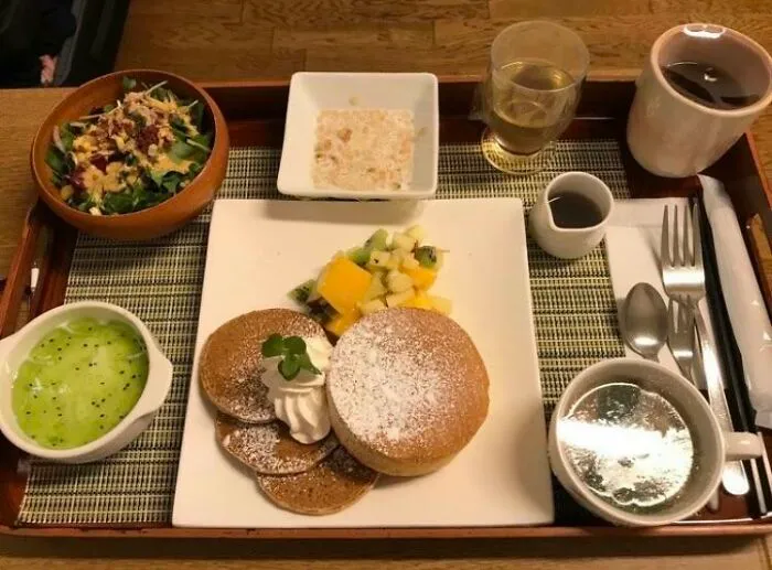 Esta no es la comida de un restaurante de lujo. Es la comida de un hospital en Japón