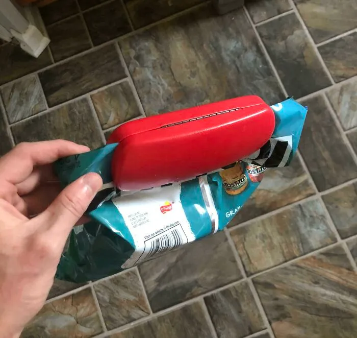 ¿Te has quedado sin clips? Utiliza una vieja funda de gafas