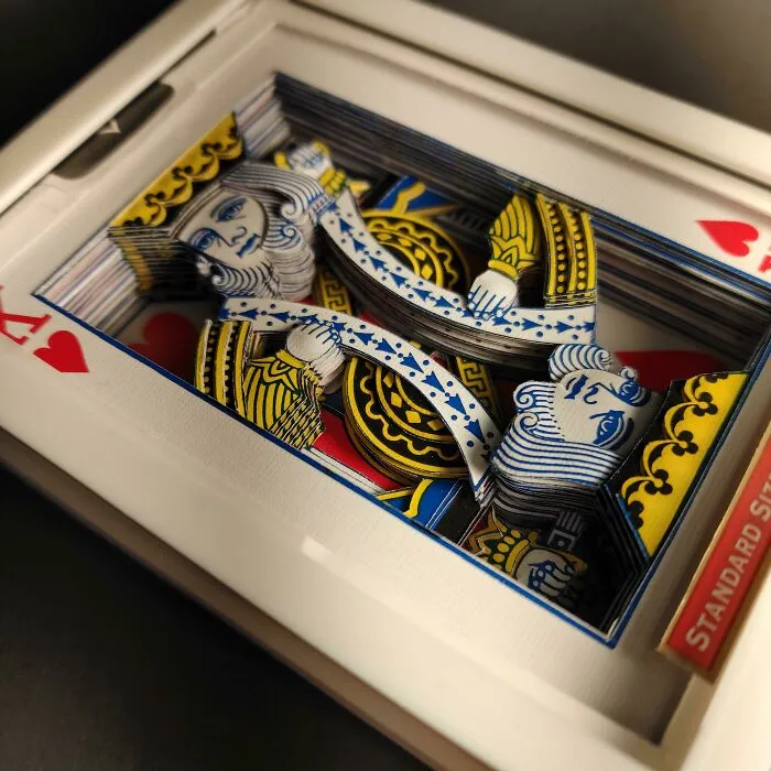 Me gusta hacer arte con cartas. Para esta obra utilicé 20 reyes que corté con una navaja X-Acto