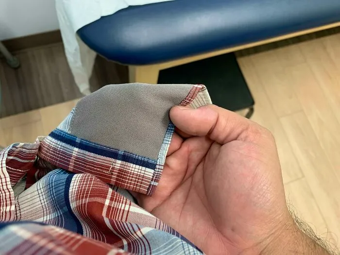 Mi camisa lleva un pequeño paño de microfibra cosido en la parte interna para poder limpiar las gafas