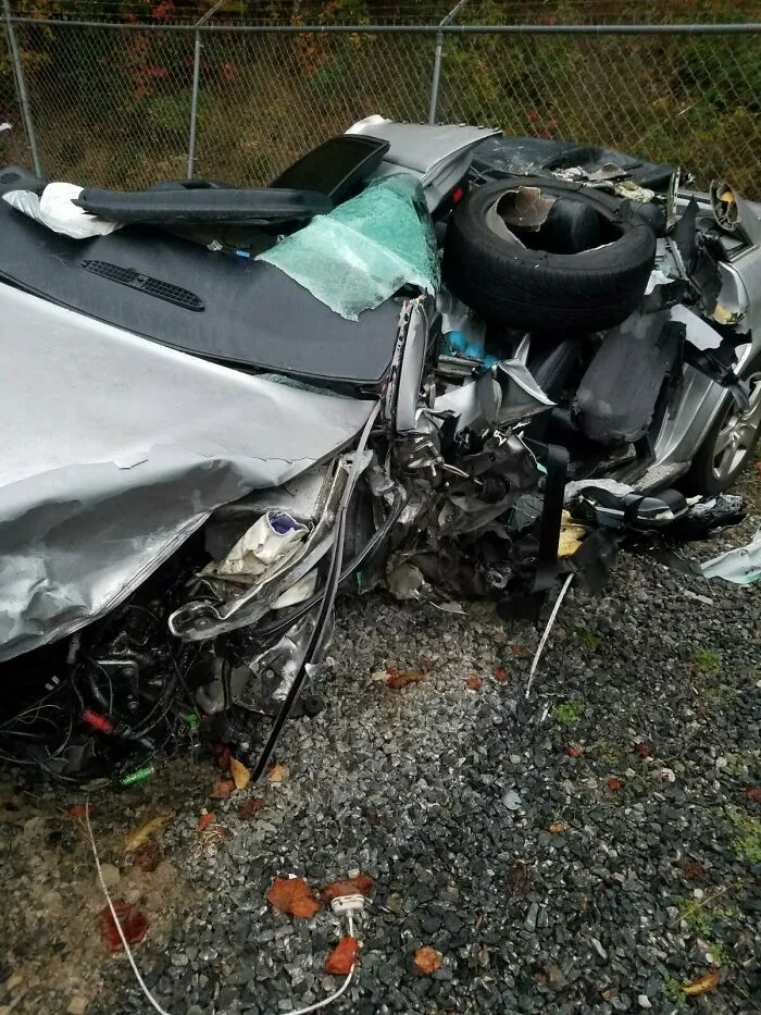 He sobrevivido estando en uno de estos coches. El otro idiota se quedó dormido al volante y se metió en mi carril