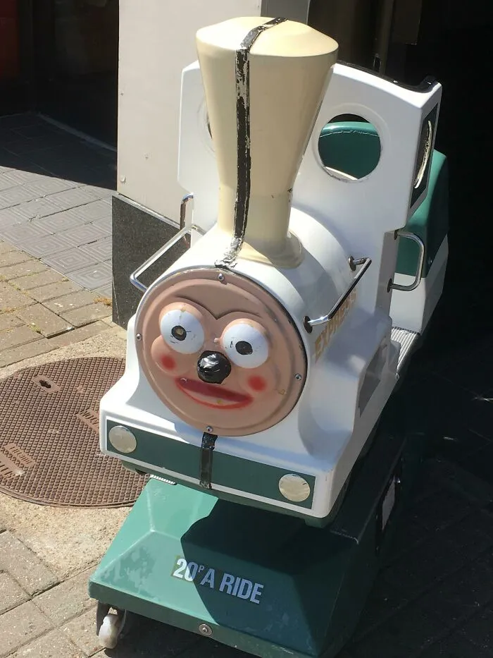 Paso por delante de esto todos los días y nunca he visto a un niño en él