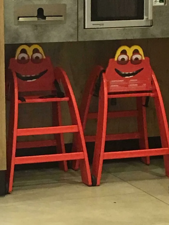 Estas sillas para niños en un Mcdonalds belga