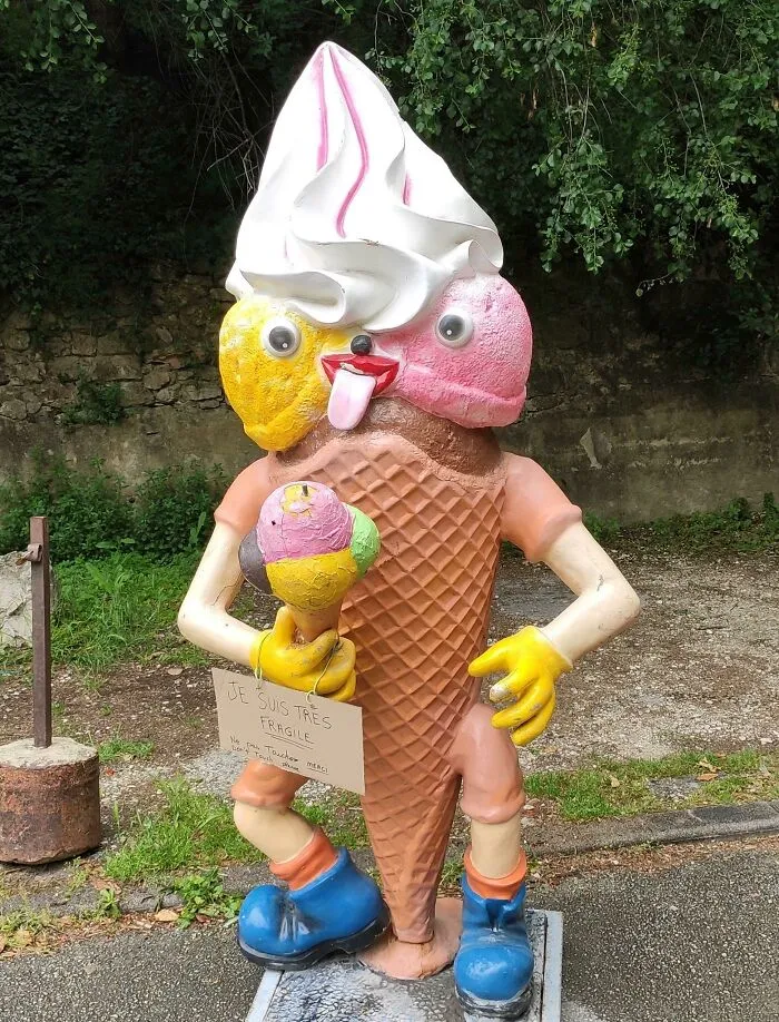 Una mascota de una heladería en el sur de Francia