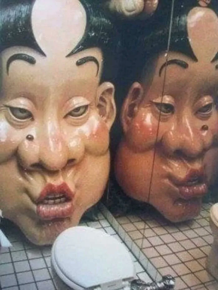Situado en un bar en Shinjuku, Japón. Hay un cuarto de baño con una cabeza pintada situada delante del retrete. Activada por la presión del asiento, la cara canta una extraña melodía de borrachera y se mueve lentamente hacia ti... haciendo la habitación cada vez más pequeña, hasta que sus labios te "besan" las rodillas