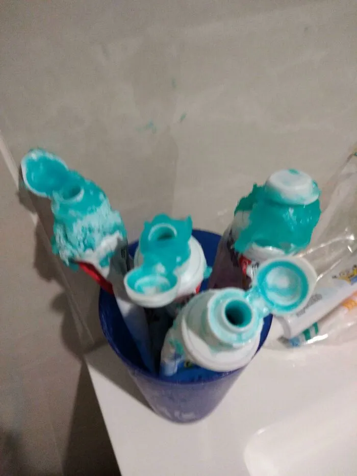 Me quedé en casa de un amigo esta noche y encontré esta monstruosidad cuando usé el baño de su hijo de 10 años