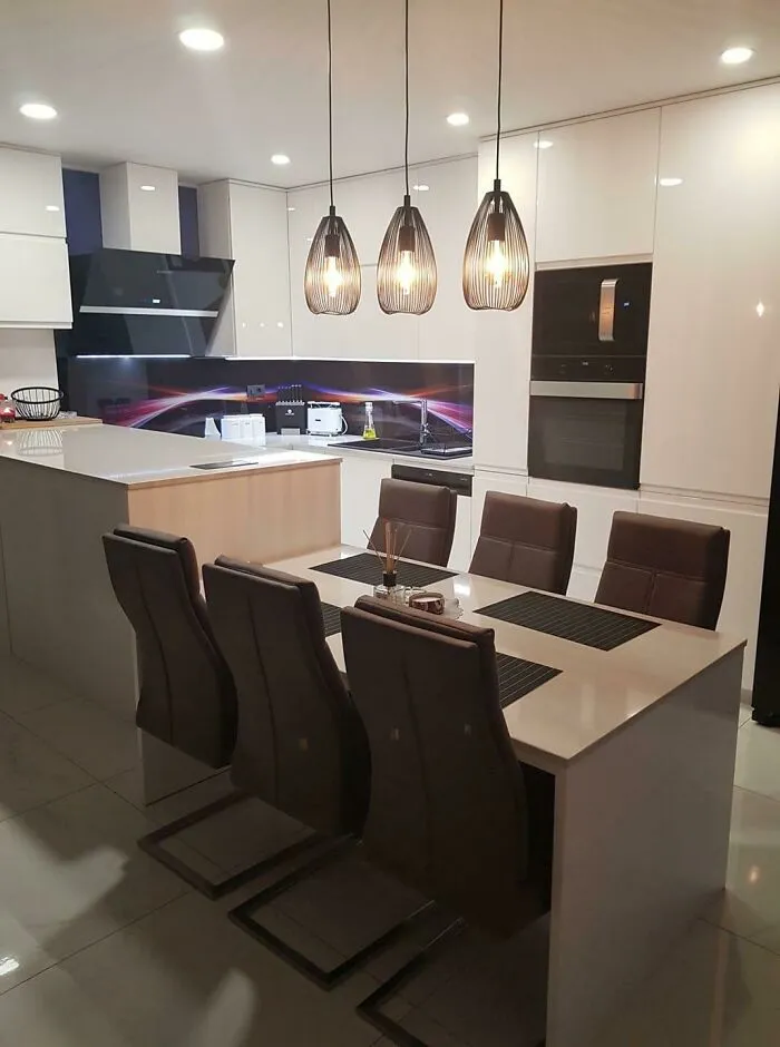 Mi padre acaba de terminar de limpiar nuestra cocina para que yo pudiera tomar una foto y compartirla porque estaba celoso de que yo mostrara la casa de campo de mi madre aquí. Él también diseñó la cocina y eligió todo