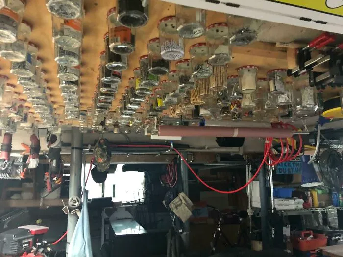 Mi padre, que utiliza cada centímetro cuadrado de nuestro pequeño garaje como taller, tiene un montón de viejos tarros de mermelada con sus tapas atornilladas al techo para almacenarlos