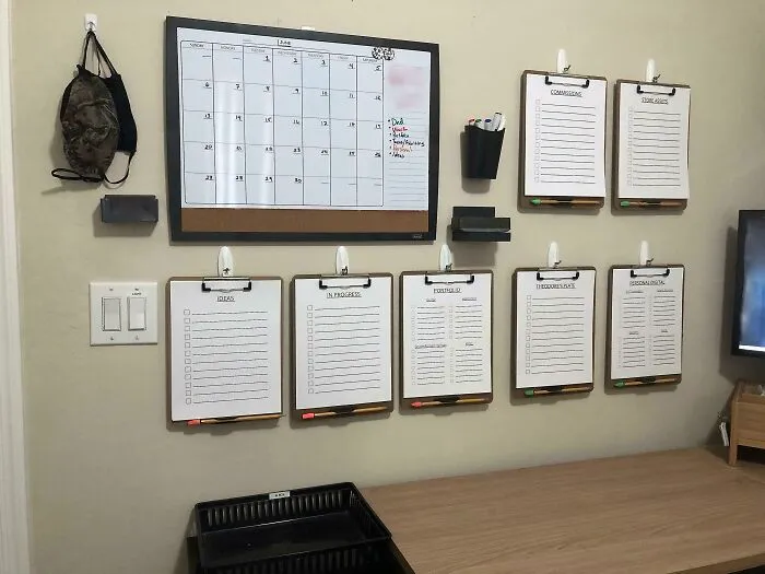 Creé este "Centro de Mando del Trabajo" para mi hijo que constantemente hace malabares con varios proyectos independientes con varios plazos diferentes. El calendario de la pizarra se utiliza para llevar la cuenta de las fechas de entrega y las pizarras de recortes para llevar la cuenta de las notas y las actualizaciones de los proyectos