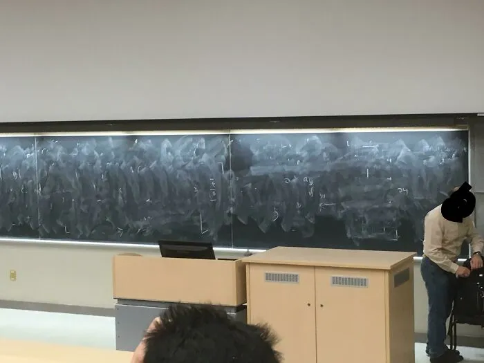 La forma en que este profesor borra la pizarra