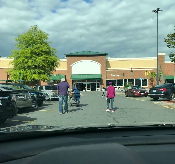 La gente que camina en medio del carril de los coches