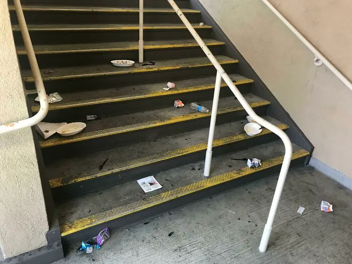 La gente que bloquea las escaleras de mi escuela y luego las deja así