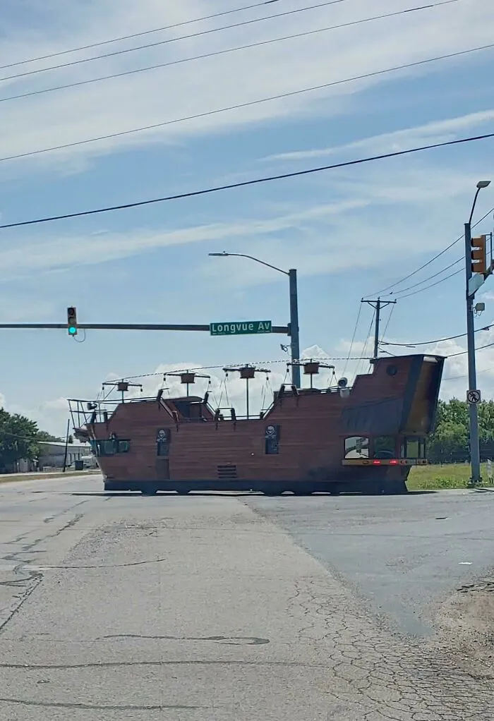 Había un enorme barco pirata conduciendo por mi barrio