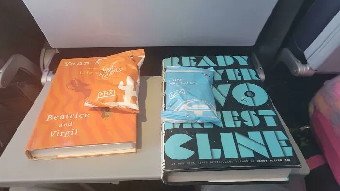 Mi esposa y yo comimos bocadillos de avión que hacían juego con nuestros libros de camino a nuestra luna de miel