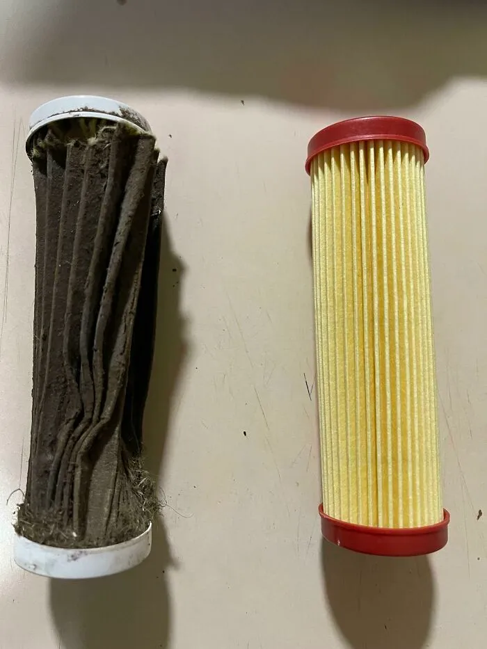 El filtro de aire que acabo de sacar de mi cortacésped frente al que he sustituido