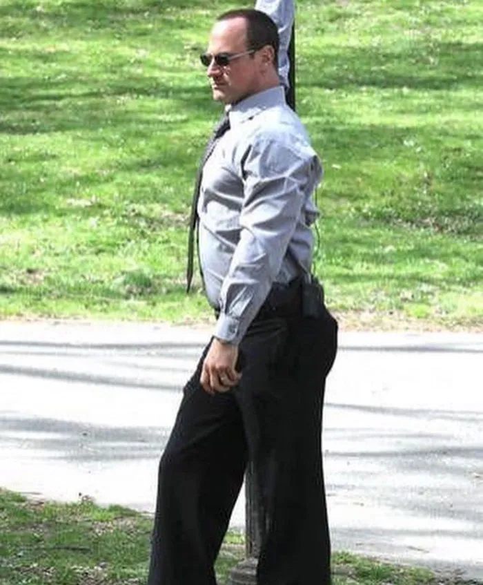 This Instagram Page Is Solely Dedicated To People Standing Weirdly In Public, And Here Are 40 Of The Best Pics