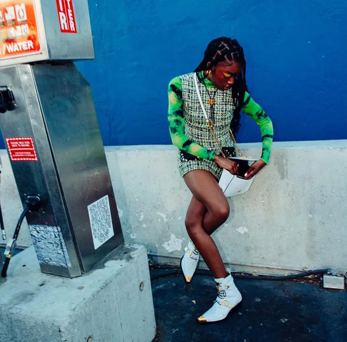This Instagram Page Is Solely Dedicated To People Standing Weirdly In Public, And Here Are 40 Of The Best Pics