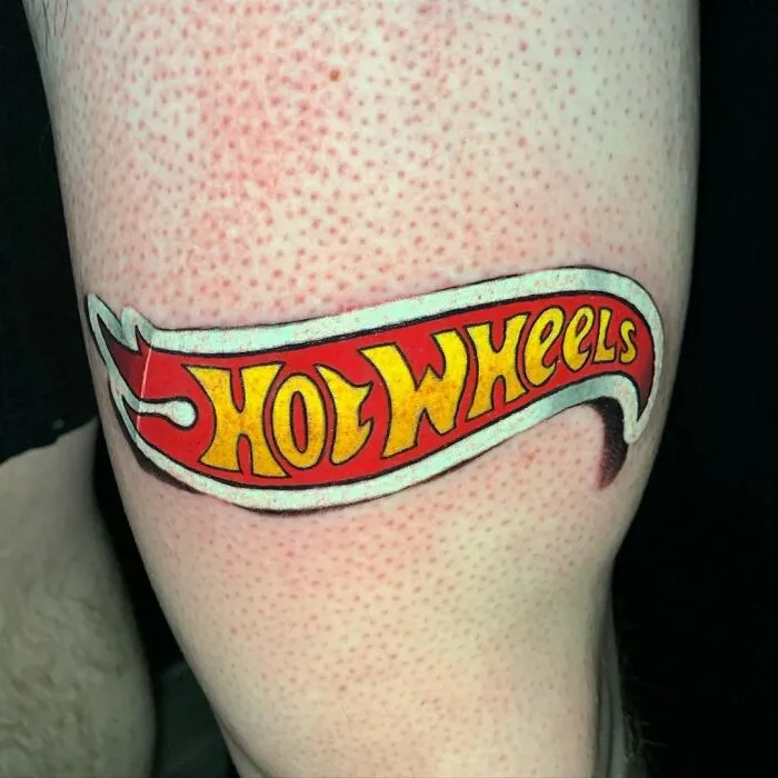 Este artista ha creado 30 tatuajes que parecen pegatinas a punto de despegarse de la piel