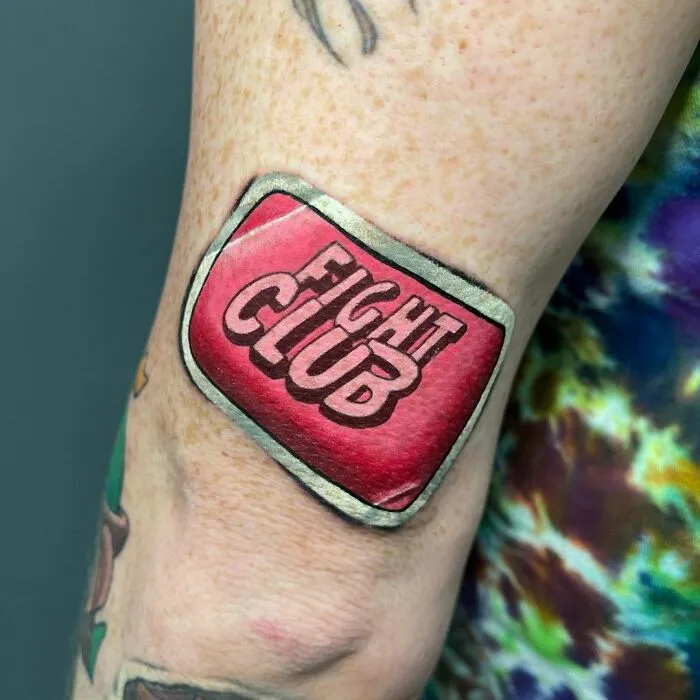 Este artista ha creado 30 tatuajes que parecen pegatinas a punto de despegarse de la piel