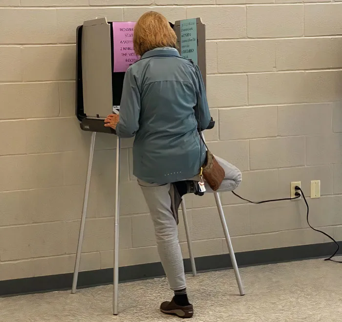 This Instagram Page Is Solely Dedicated To People Standing Weirdly In Public, And Here Are 40 Of The Best Pics