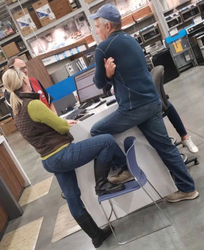 This Instagram Page Is Solely Dedicated To People Standing Weirdly In Public, And Here Are 40 Of The Best Pics