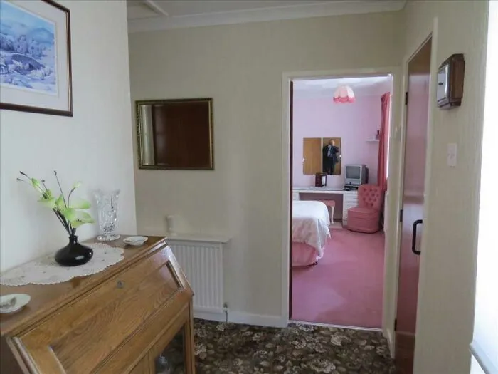 This Instagram Account Collects Terrible Real Estate Pics, And Here's 40 Of The Worst Ones (New Pics)
