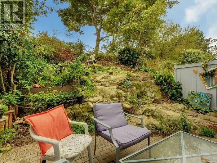 This Instagram Account Collects Terrible Real Estate Pics, And Here's 40 Of The Worst Ones (New Pics)