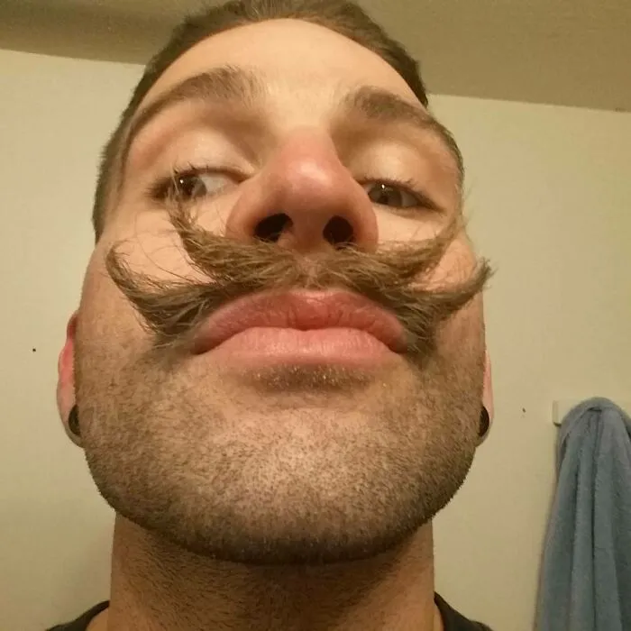 30 Hombres que decidieron probar la tendencia del "doble bigote" y obtuvieron resultados ridículos